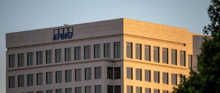 Das Logo von KPMG an einem Gebäude