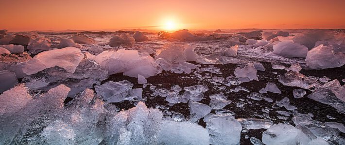 Eisblöcke im Meer bei einem Sonnenuntergang