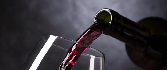 Wein aus einer Flasche in ein Glas