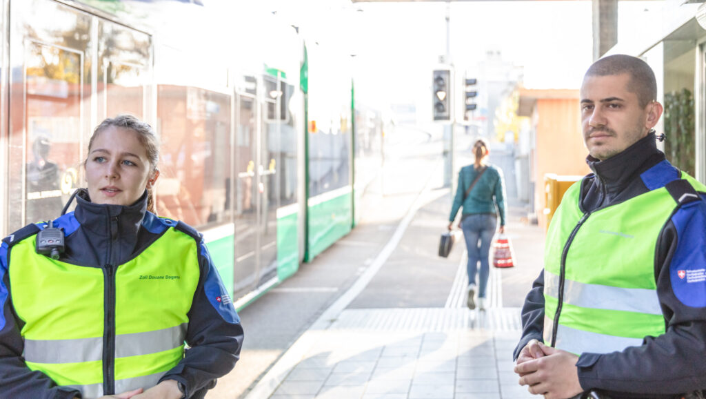 Zwei Zollbeamte bei einer Grenzübergang in Basel