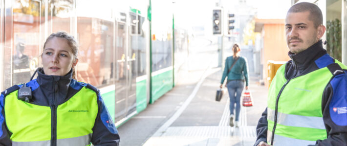 Zwei Zollbeamte bei einer Grenzübergang in Basel