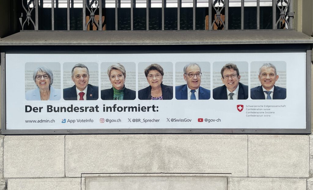 Die Bilder des aktuellen Bundesrates in Bern an einem offiziellen Gebäude