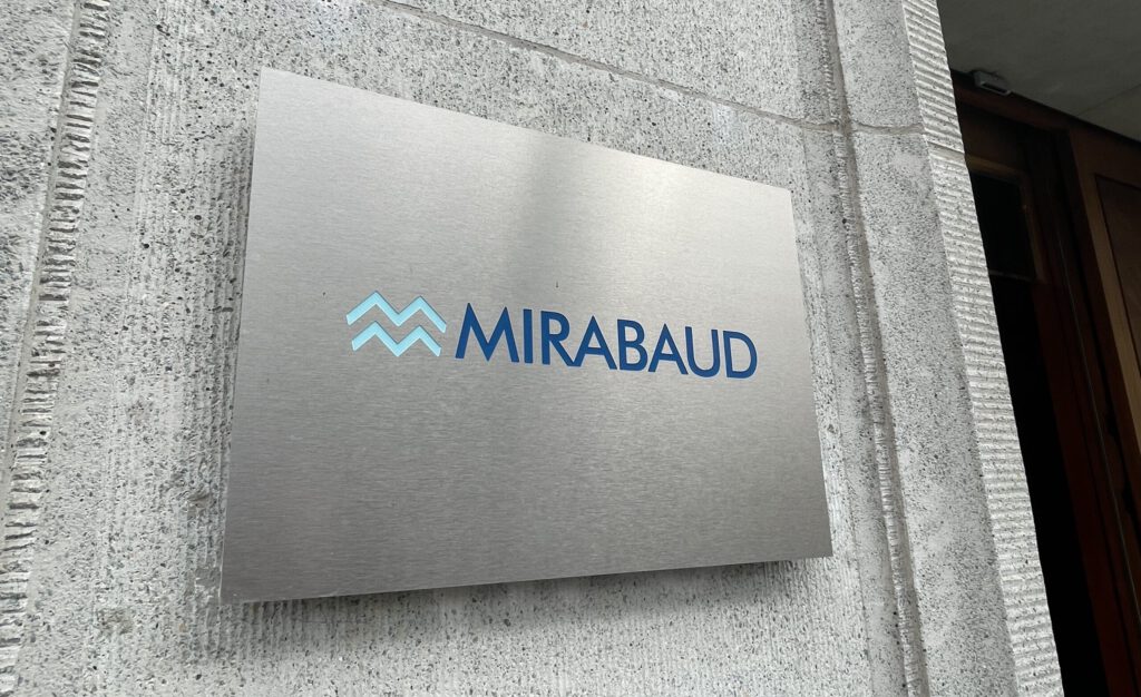 Logo der Privatbank Mirabaud an einem Gebäude