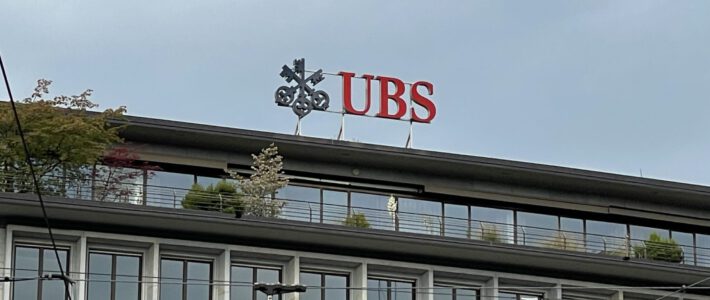 Das Logo der UBS auf dem Dach der Filiale am Zürcher Paradeplatz