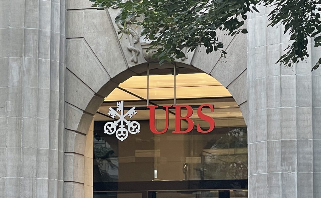 Das Logo der Grossbank UBS an der Zürcher Bahnhofstrasse