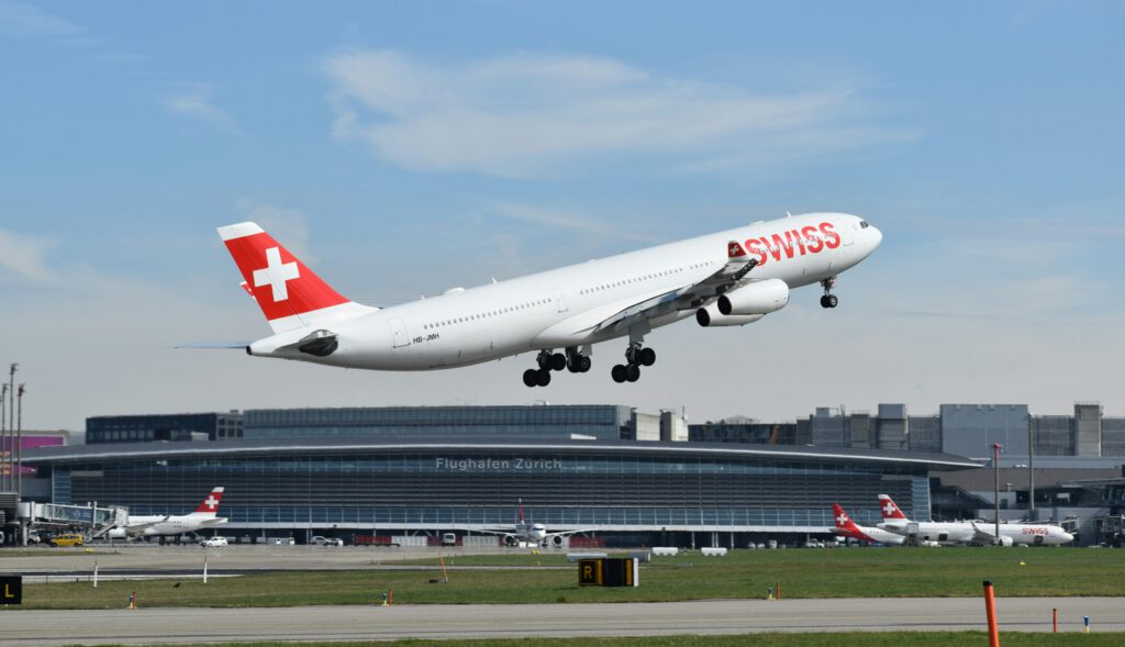 Fluggesellschaft Swiss am Flughafen in Zürich