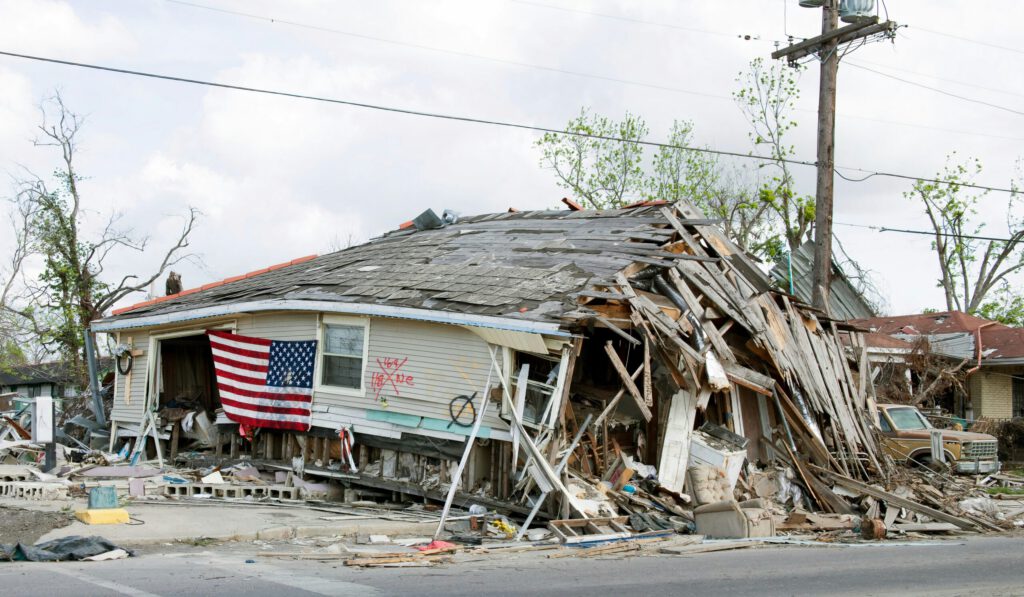 Ein Hurrikan zerstört ein Haus in den USA