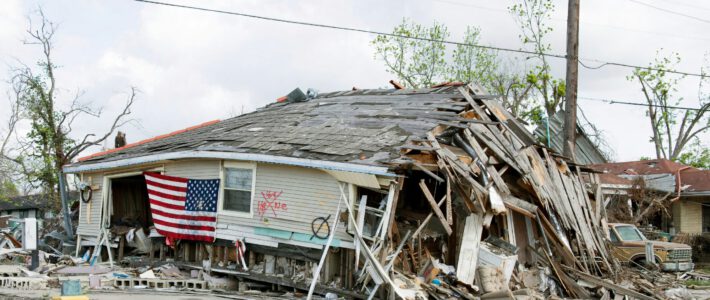 Ein Hurrikan zerstört ein Haus in den USA