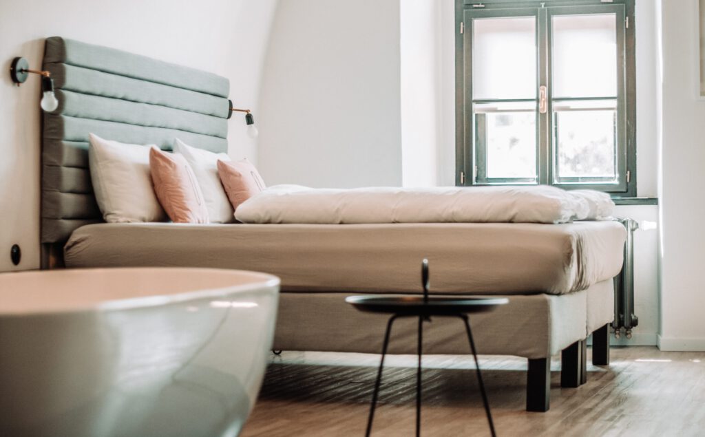 Ein Bett und eine Badewanne in einem Hotelzimmer