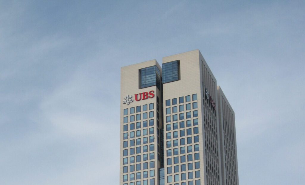 Logo der Grossbank UBS an einem Turm in Frankfurt