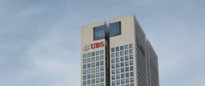 Logo der Grossbank UBS an einem Turm in Frankfurt