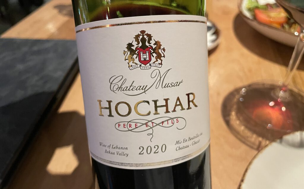 Eine Weinflasche des «Hochar» 2020 vom Chateau Musar im Libanon