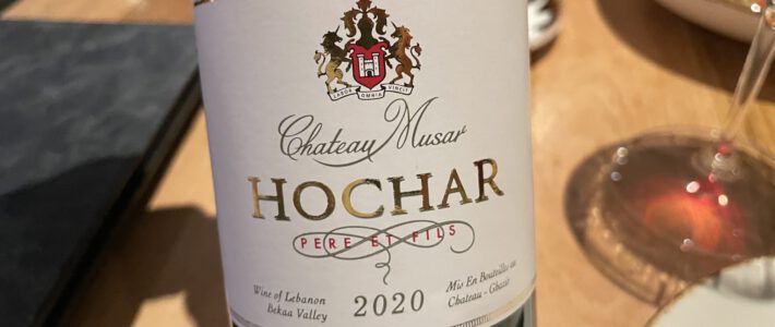 Eine Weinflasche des «Hochar» 2020 vom Chateau Musar im Libanon