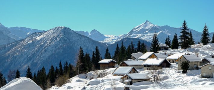 Schnee in den Alpen und Häuser im Schnee