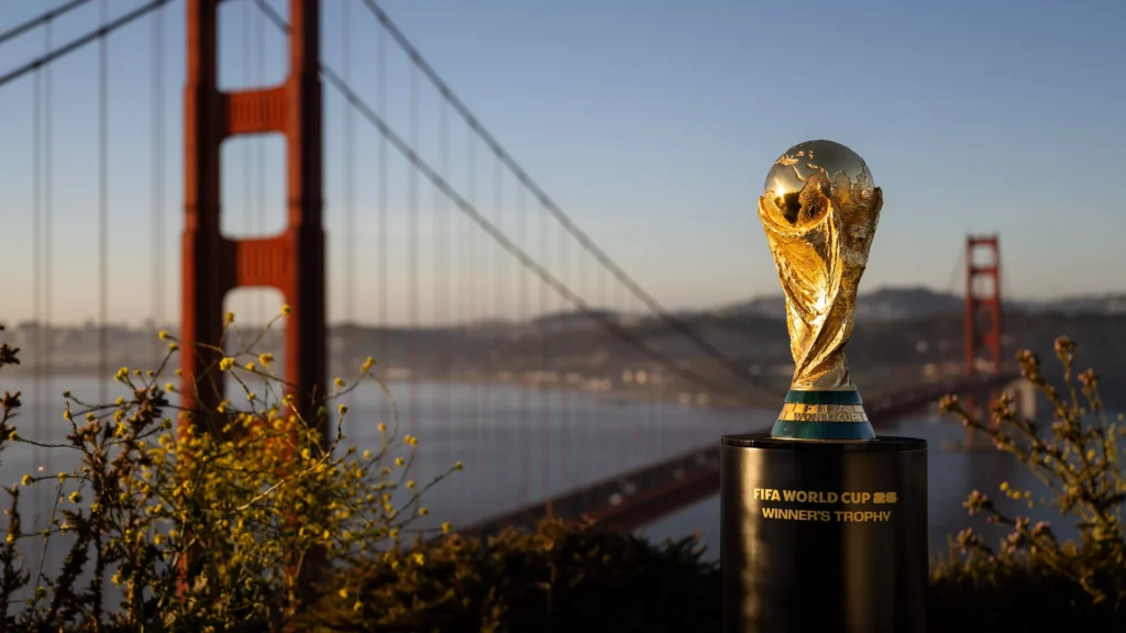 Ein Fifa-Pokal vor der Golden Gate Bridge in den USA