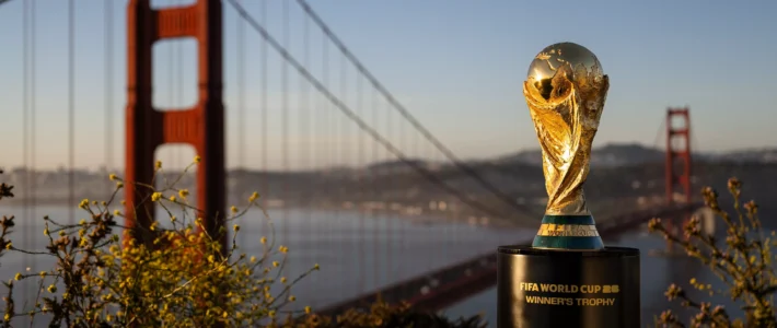 Ein Fifa-Pokal vor der Golden Gate Bridge in den USA