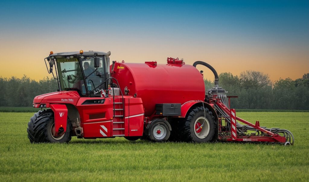 Ein Landwirtschaftsfahrzeug auf einem Feld