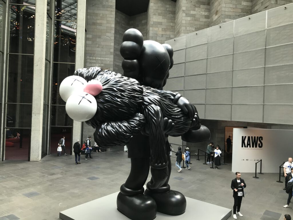 Kaws-Figur in der National Gallery of Victoria im australischen Melbourne