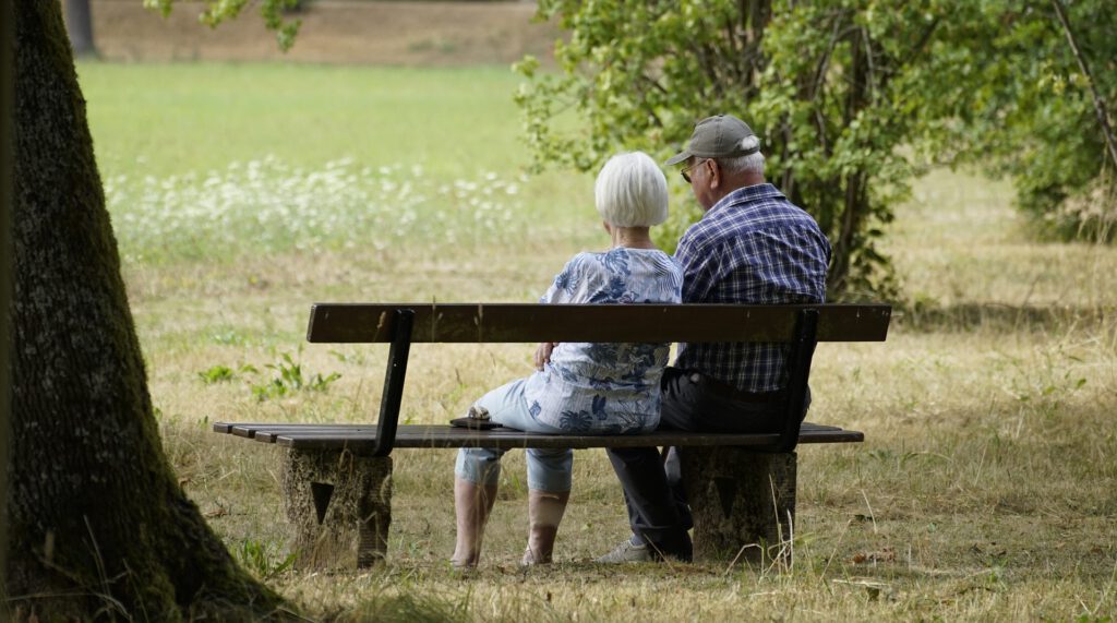 Zwei Pensionäre auf einer Parkbank