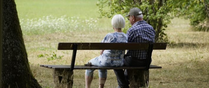 Zwei Pensionäre auf einer Parkbank