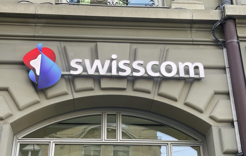 Swisscom-Logo an einer Filiale in Bern