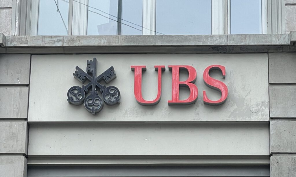 UBS-Logo an einer Filiale