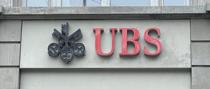 UBS-Logo an einer Filiale