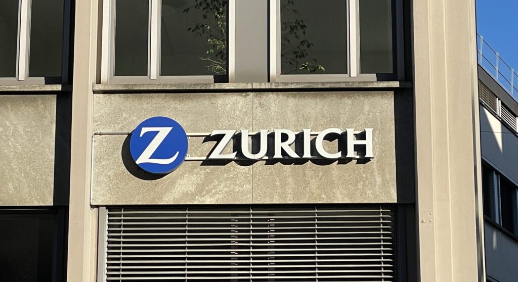 Das Logo von Zurich Insurance an einem Gebäude