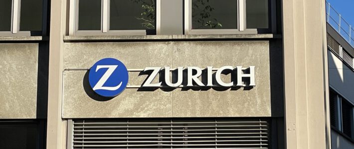 Das Logo von Zurich Insurance an einem Gebäude