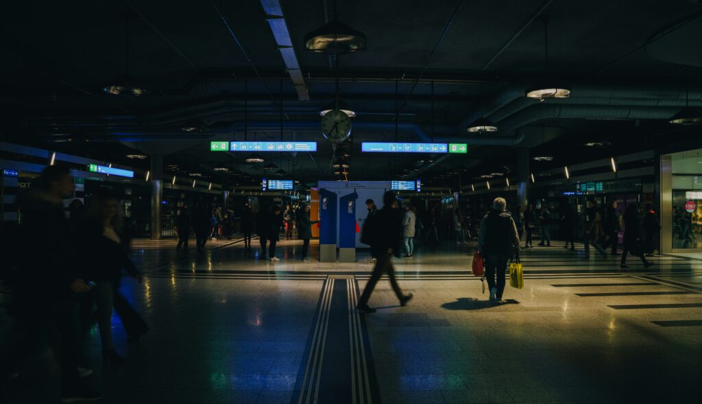 Ein Schweizer Bahnhof während eines Stromausfalls