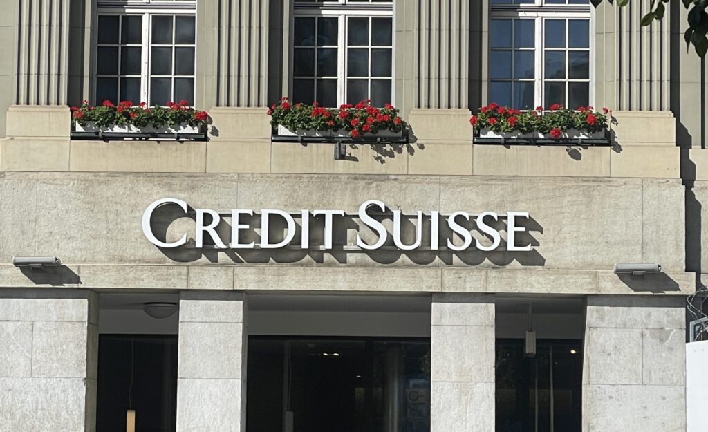 Logo der Credit Suisse an einem Filialgebäude in Bern