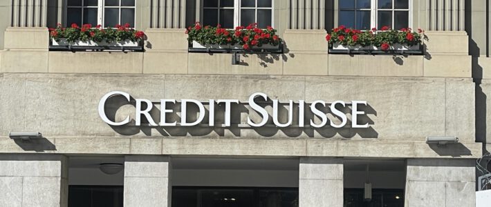 Logo der Credit Suisse an einem Filialgebäude in Bern