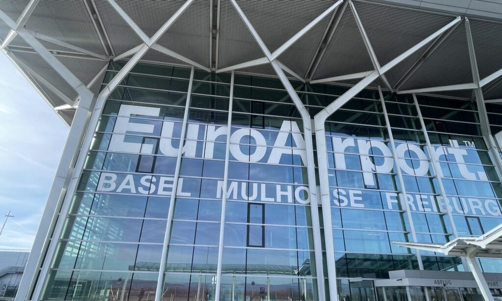 Die Abflughalle des Euroairports in Basel Mulhouse auf der Schweizer Seite