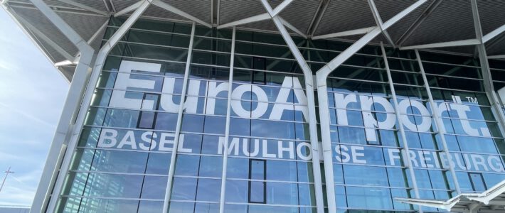 Die Abflughalle des Euroairports in Basel Mulhouse auf der Schweizer Seite