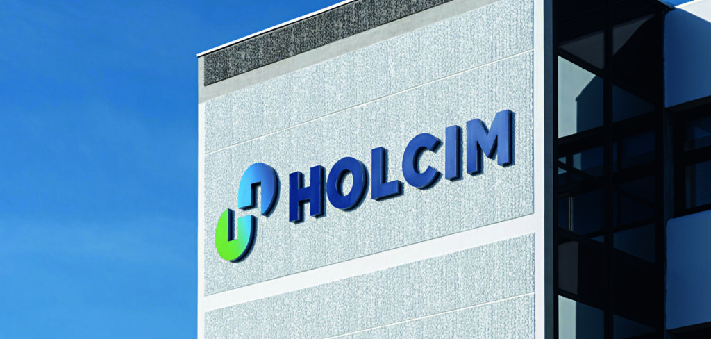 Das Logo von Holcim an einem Gebäude