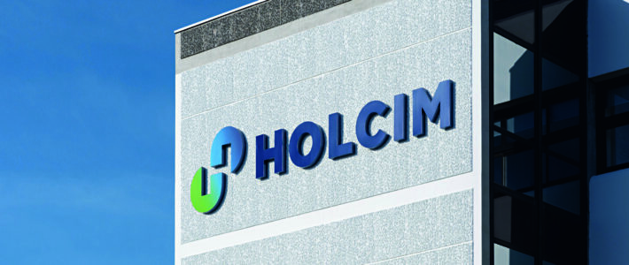 Das Logo von Holcim an einem Gebäude