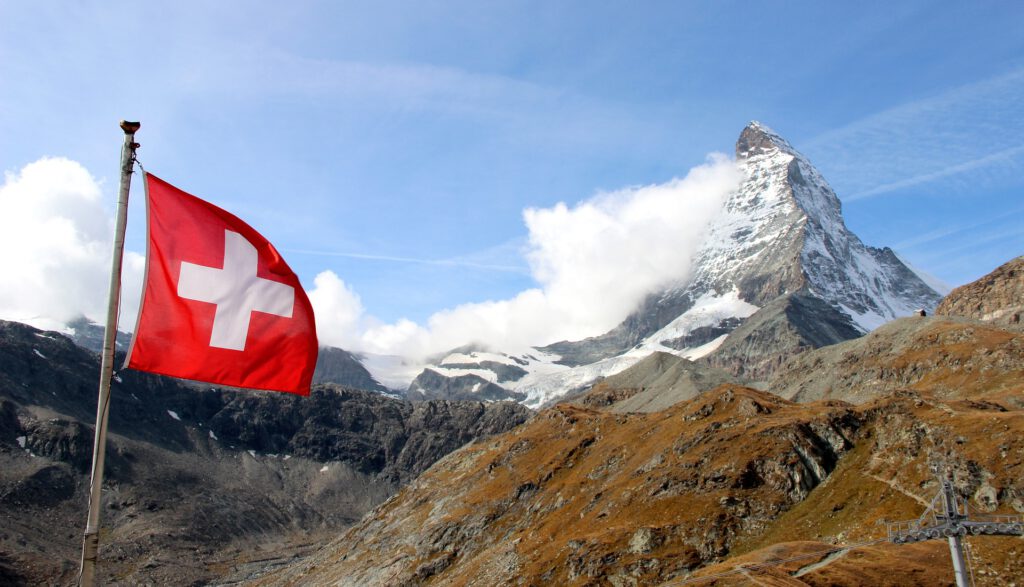 Eine Schweizerflagge in den Bergen