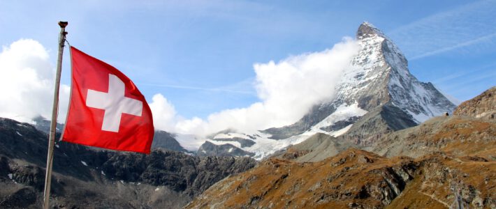 Eine Schweizerflagge in den Bergen