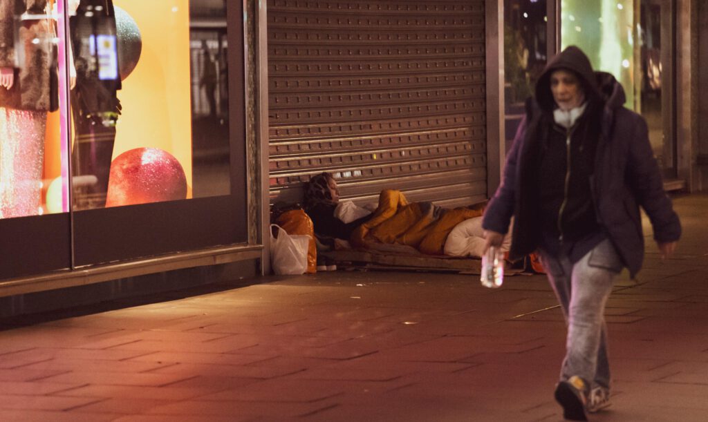 eine Obdachlose in einer Fussgängerzone