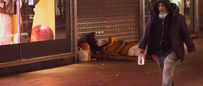 eine Obdachlose in einer Fussgängerzone