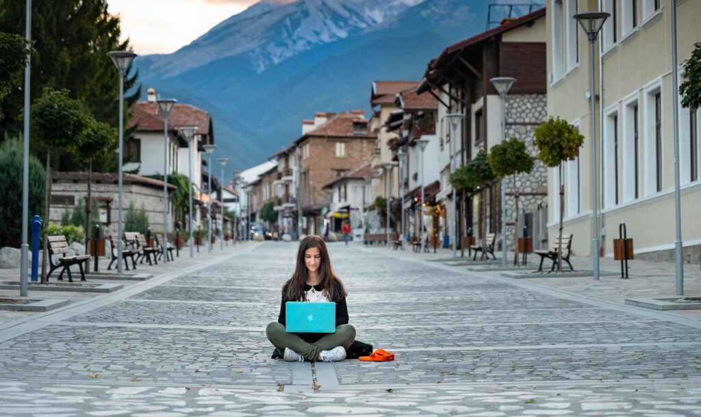 Eine Frau mit einem Computer auf der Strasse