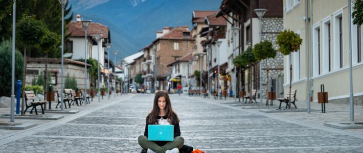 Eine Frau mit einem Computer auf der Strasse