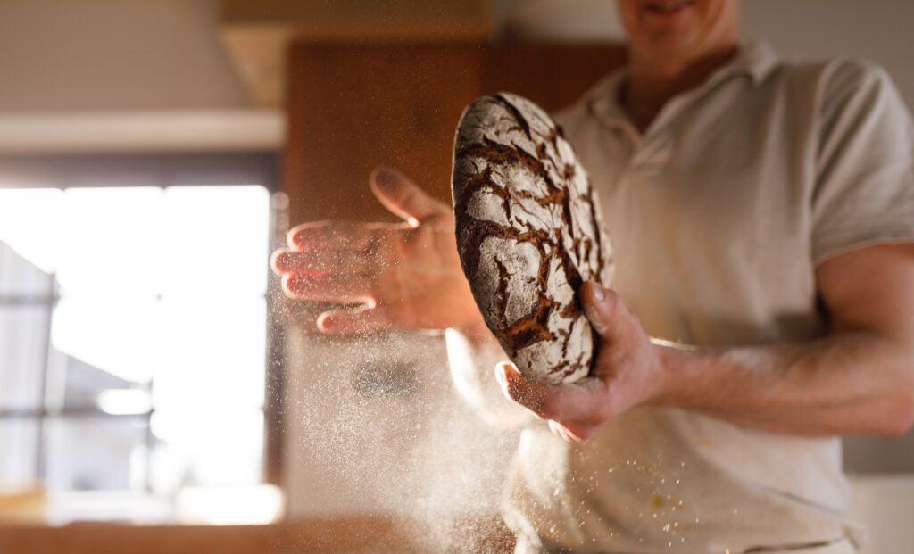 Ein Bäcker beim Brotbacken