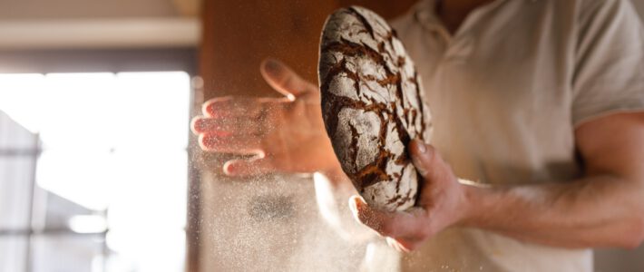 Ein Bäcker beim Brotbacken