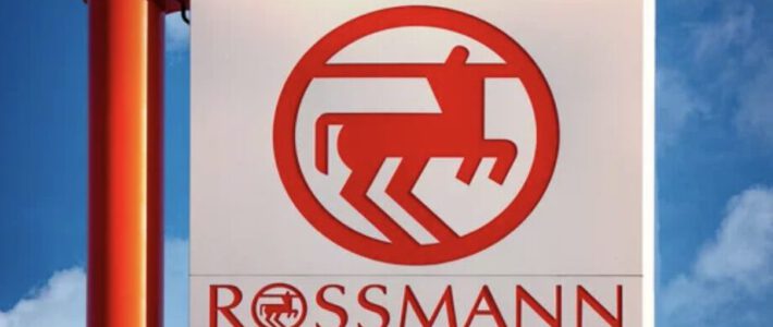 Ein Logo des Drogeriemarktes Rossmann