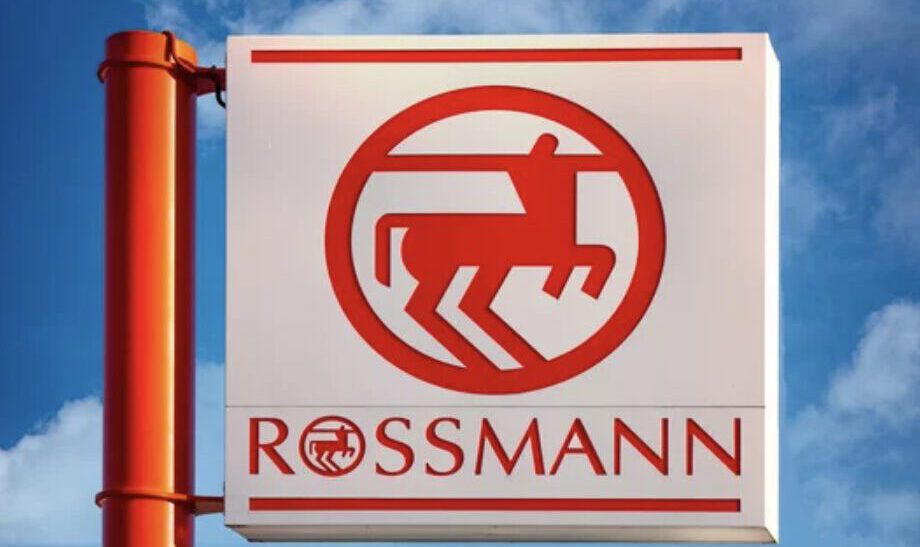 Ein Logo des Drogeriemarktes Rossmann