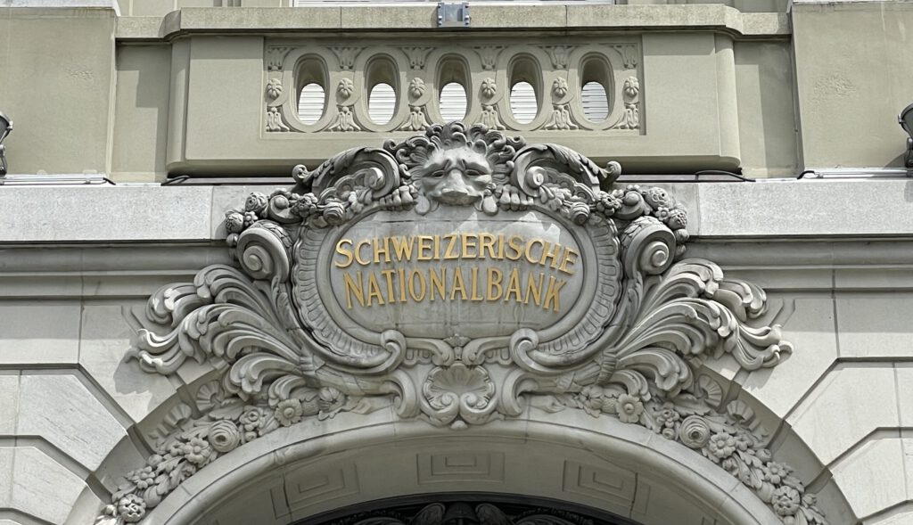 Das Logo der Schweizerischen Nationalbank am Hauptsitz in Bern