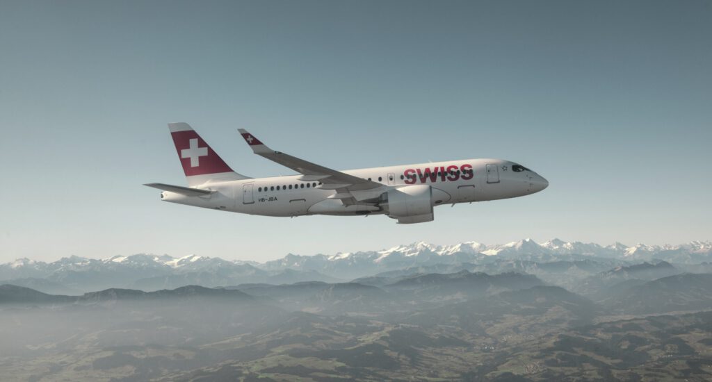 Ein Airbus A220 der Fluggesellschaft Swiss über den Alpen