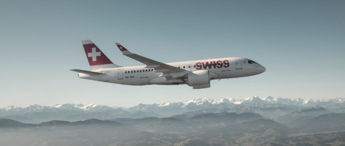 Ein Airbus A220 der Fluggesellschaft Swiss über den Alpen