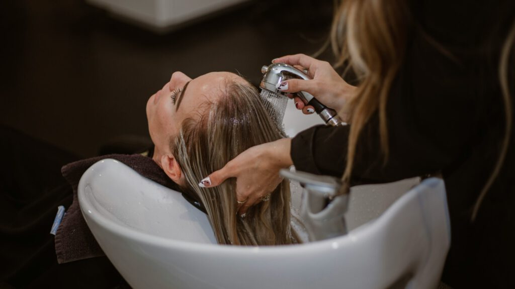 Eine Frau beim Friseur